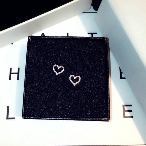 NEW 18K Rose Gold Diamond Heart Stud Earrings - Picture 5 of 5